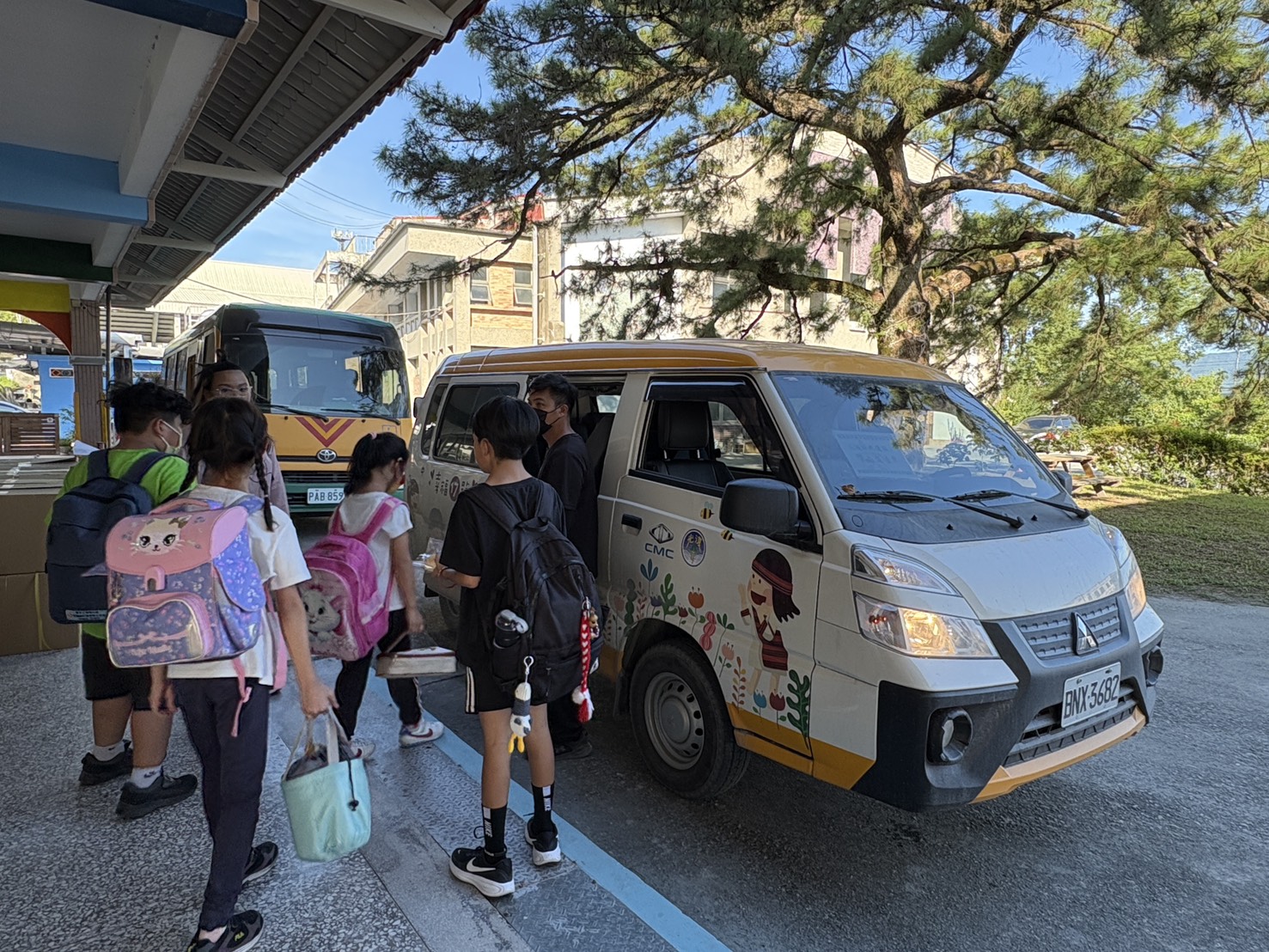 中華汽車幸福守護專車於災情期間提供光復國小學童往返收容中心之接駁服務